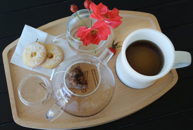 Combo Vassoio in legno XLVI + Mug “Tattoo braccetto” + Infuso Frutti di bosco - immagine 2